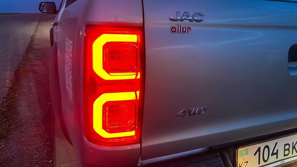 Тест-драйв пикапа JAC T8 Pro в Казахстане, задние фонари ночью