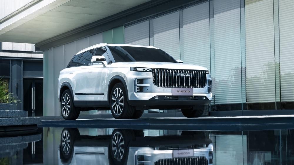 Кроссовер Jaecoo J7 сбоку спереди