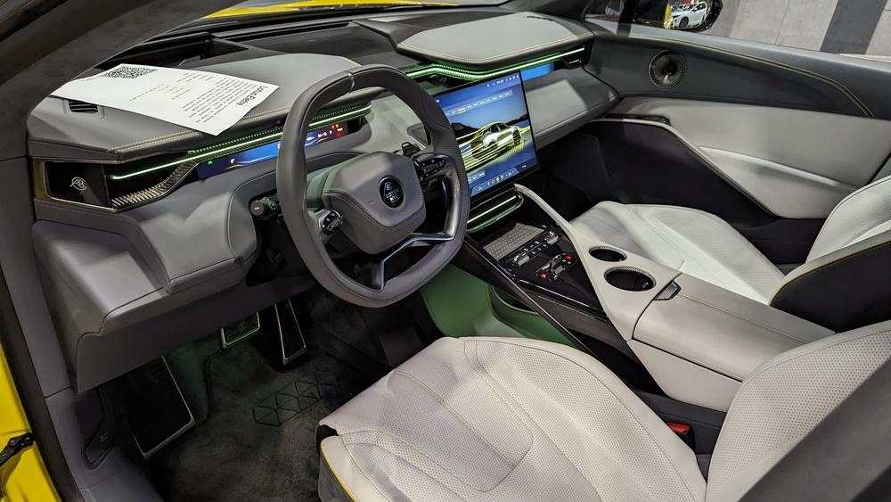 Интерьер салона Lotus Nyo Eletre