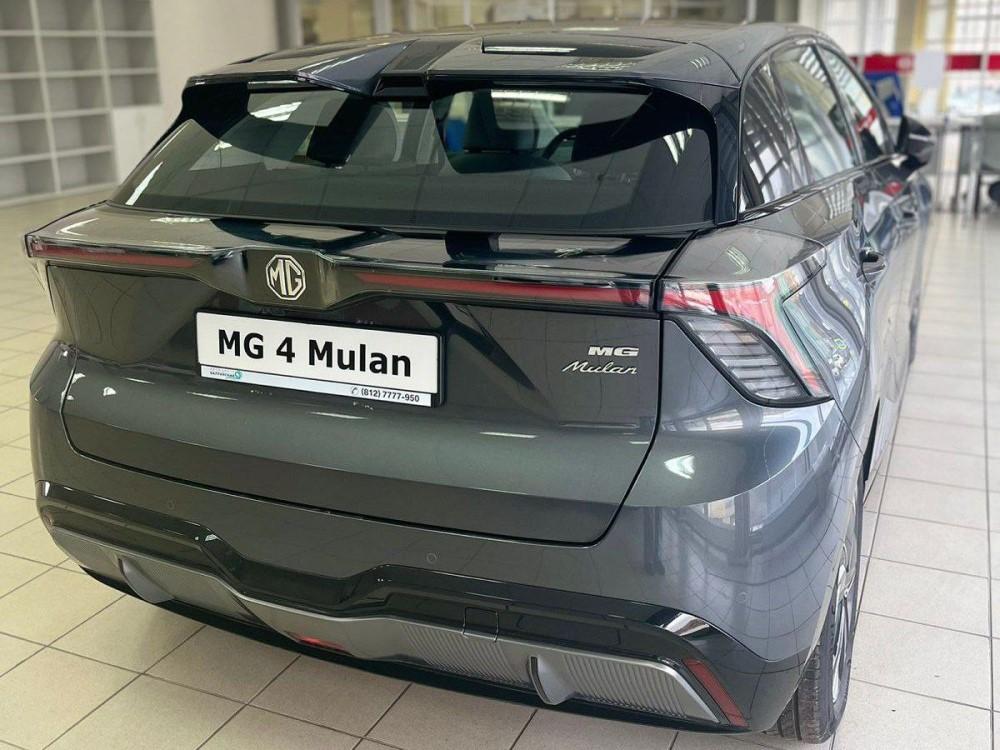 Электрический хэтчбек MG 4 Mulan, вид сбоку сзади в выставочном зале