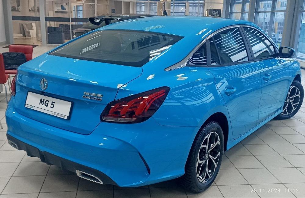 Дилер автосалона седана MG 5 в Балтии, вид сбоку сзади