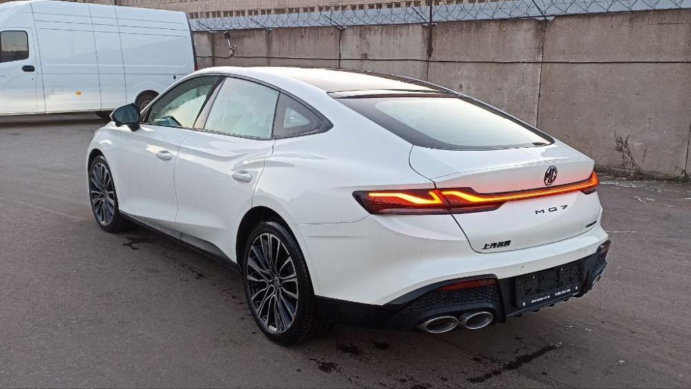 Лифтбек MG 7 в Питере вид сбоку сзади
