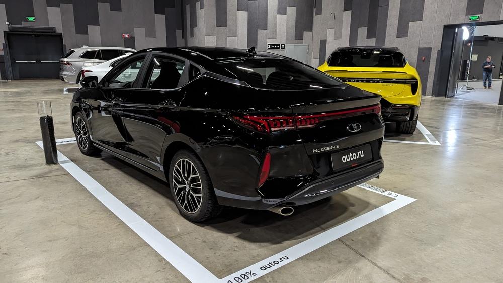 Москвич 6 новый года, вид сбоку сзади