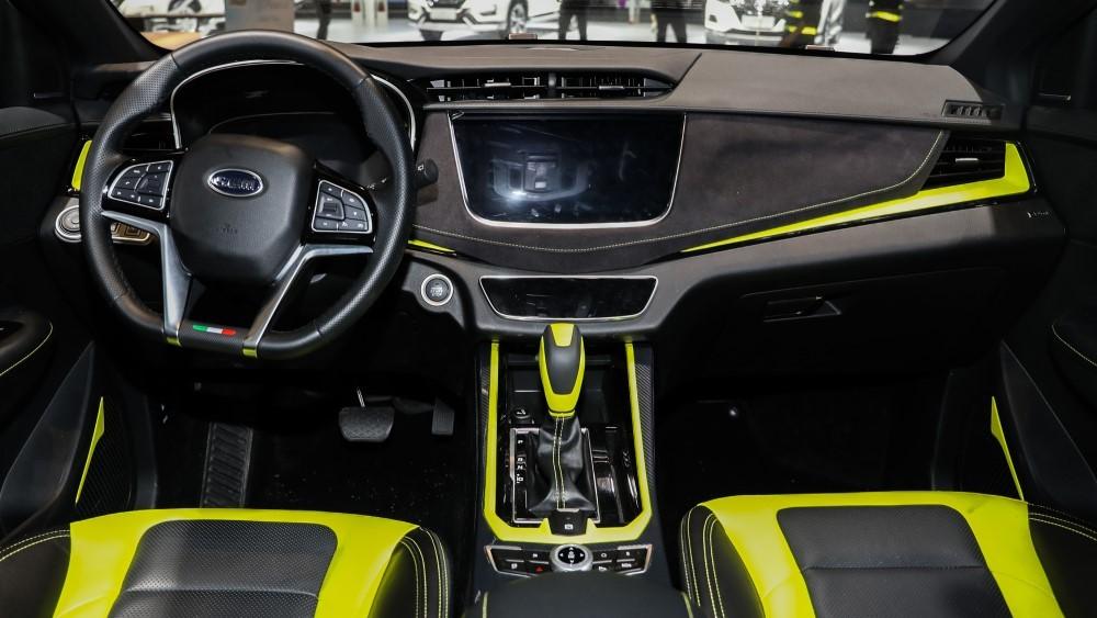 салон кроссовера SWM G01F