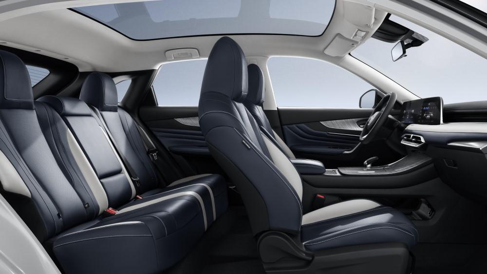 Интерьер салона кроссовера Venucia V-Online