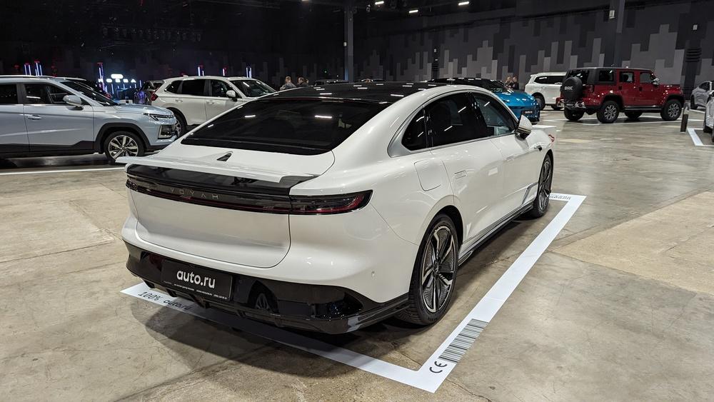 Voyah Passion, вид сбоку сзади