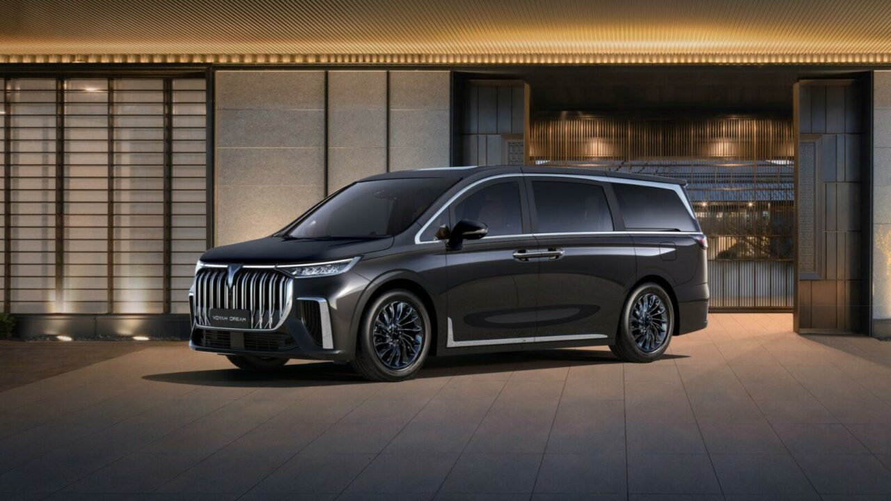 В России Voyah объявила о начале официальных продаж новой модификации First минивэна Voyah Dream