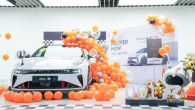 Zeekr 001 FR мощностью 1247 л.с. начал поставки в Китае. Фотография автогонщика Кими Райкконена с первым владельцем Zeekr 001 FR мощностью 1247 л.с. начал поставки в Китае. Фотография автогонщика Кими Райкконена с первым владельцем