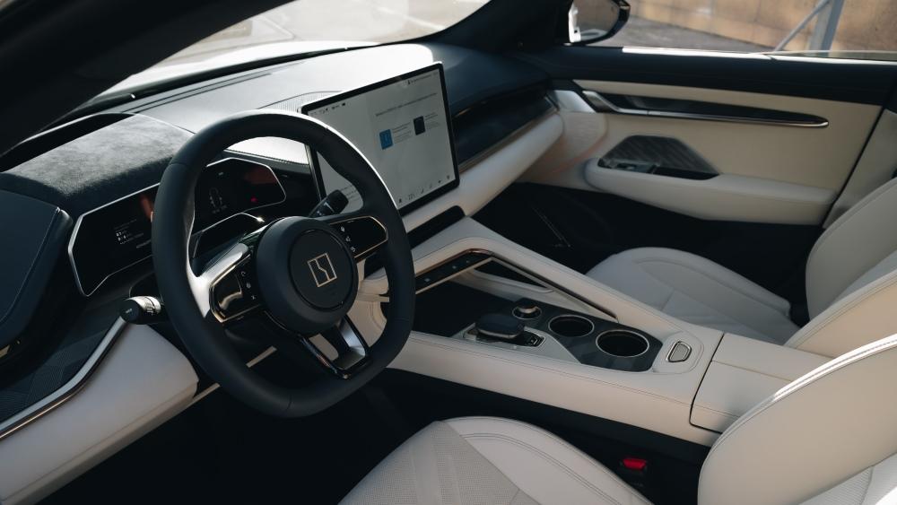 Zeekr 001 в интерьере салона Казахстана в Казахстане