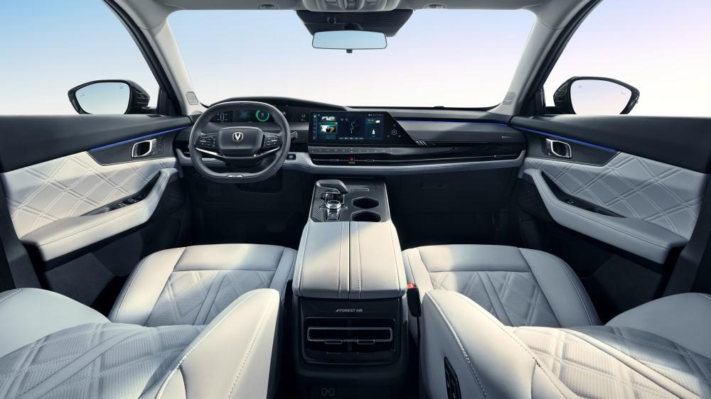 Салон гибридного кроссовера Changan Uni-K iDD в России