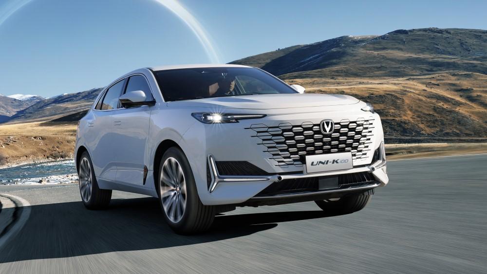 Гибридный кроссовер Changan Uni-K iDD вид спереди сбоку в России