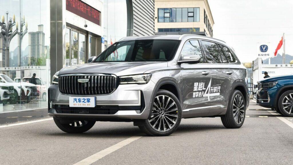 Кроссовер Geely Monjaro получил новый гибридный двигатель. Стоит ли ждать его в России?