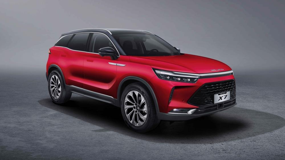 BAIC X7 сбоку спереди