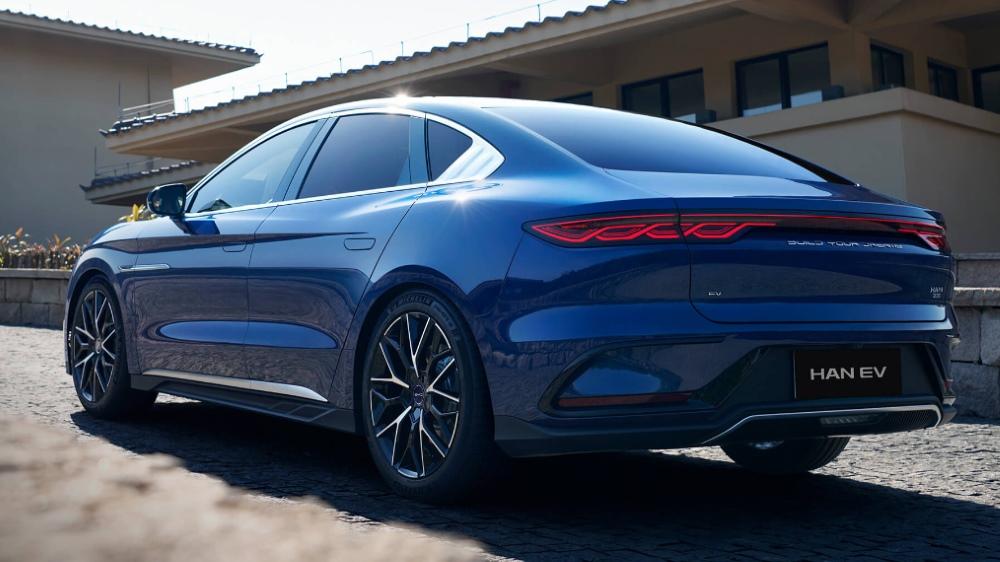 BYD Han EV, вид сбоку сзади