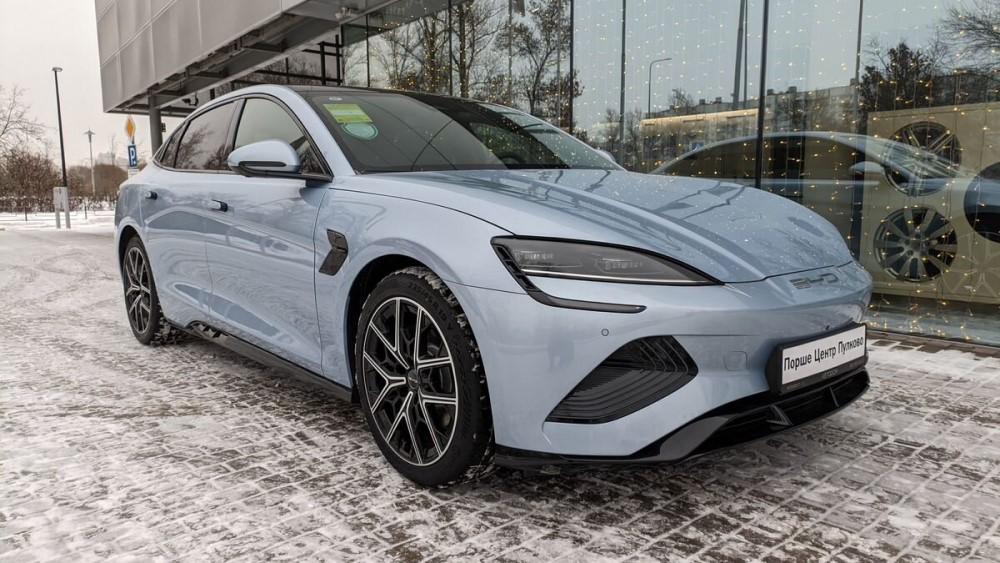 Седан BYD Seal вид сбоку спереди в России Санкт-Петербург