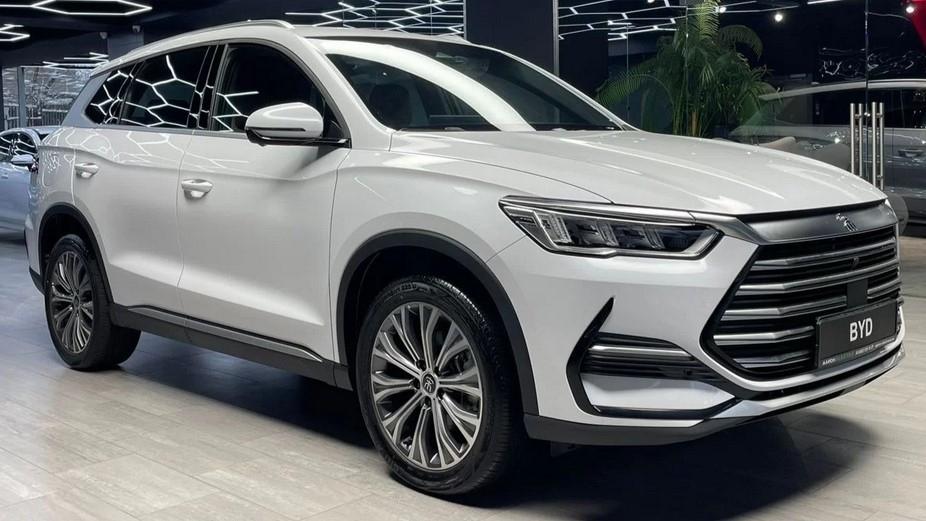 BYD Song Pro DM-i сбоку спереди