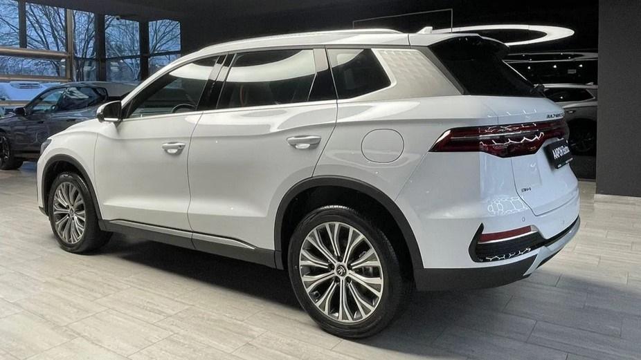 BYD Song Pro DM-i сбоку сзади