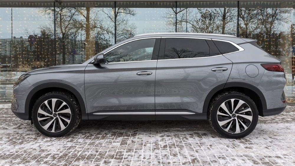 Кроссовер BYD Song вид сбоку спереди в России Санкт-Петербург