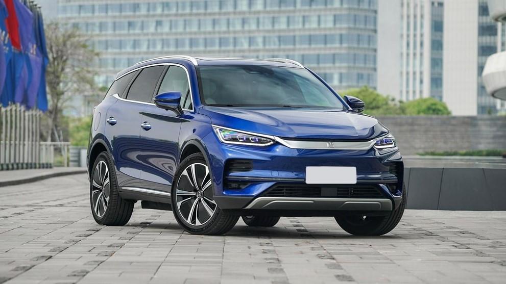 BYD Tang EV сбоку спереди