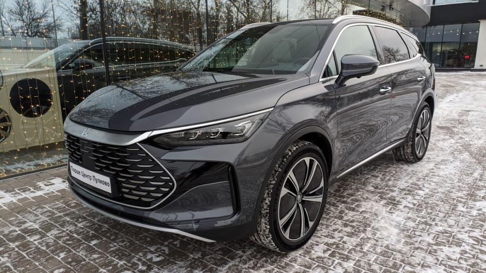 Кроссовер BYD Tang вид сбоку в России Санкт-Петербург