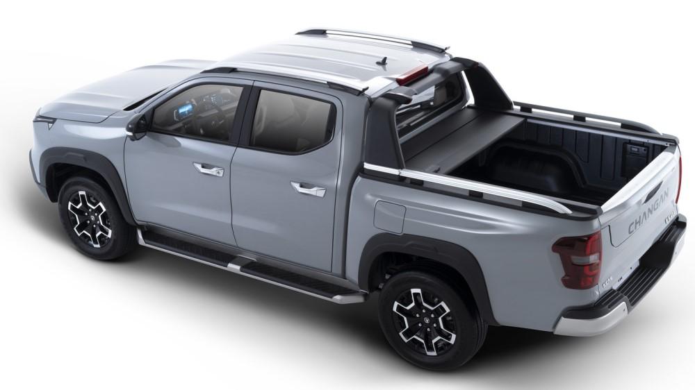 Серийный гибридный пикап Changan Hunter в Китае, вид сбоку сзади