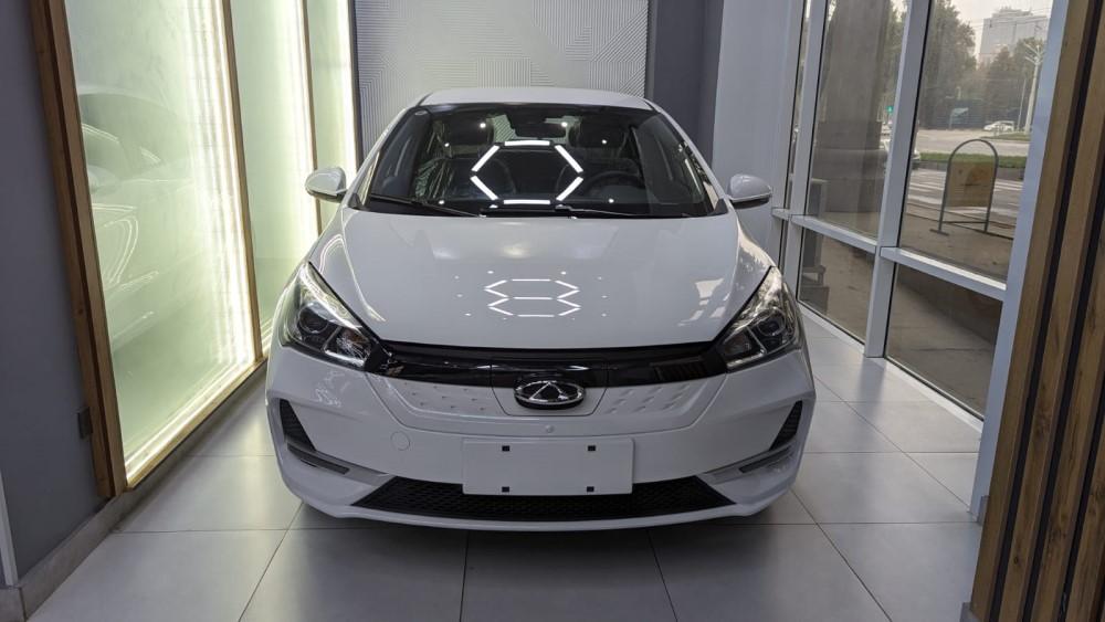 Chery Arrizo и электрический седан спереди