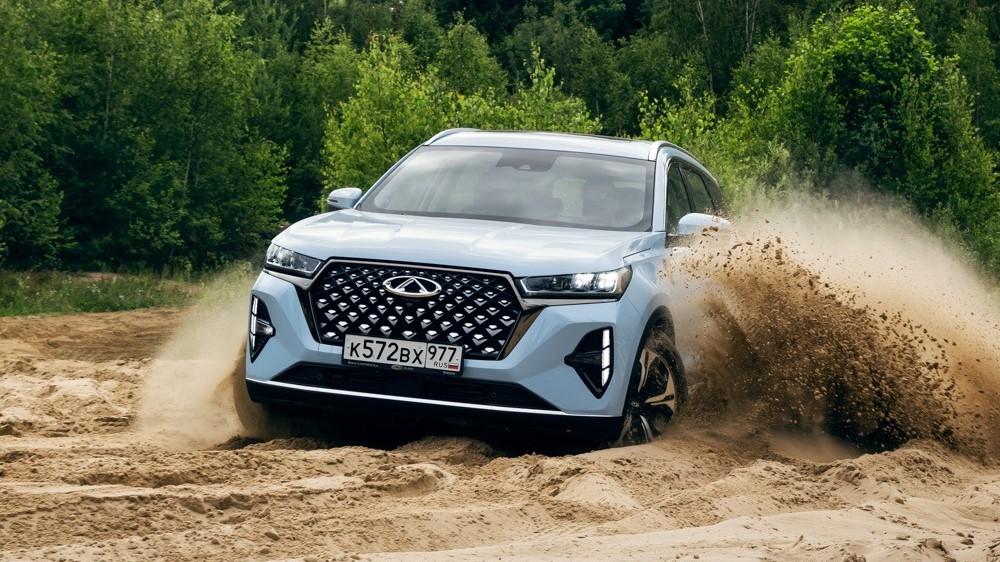 Полноприводный кроссовер Chery Tiggo 7 Pro Max AWD вид сбоку спереди во внедорожной динамике