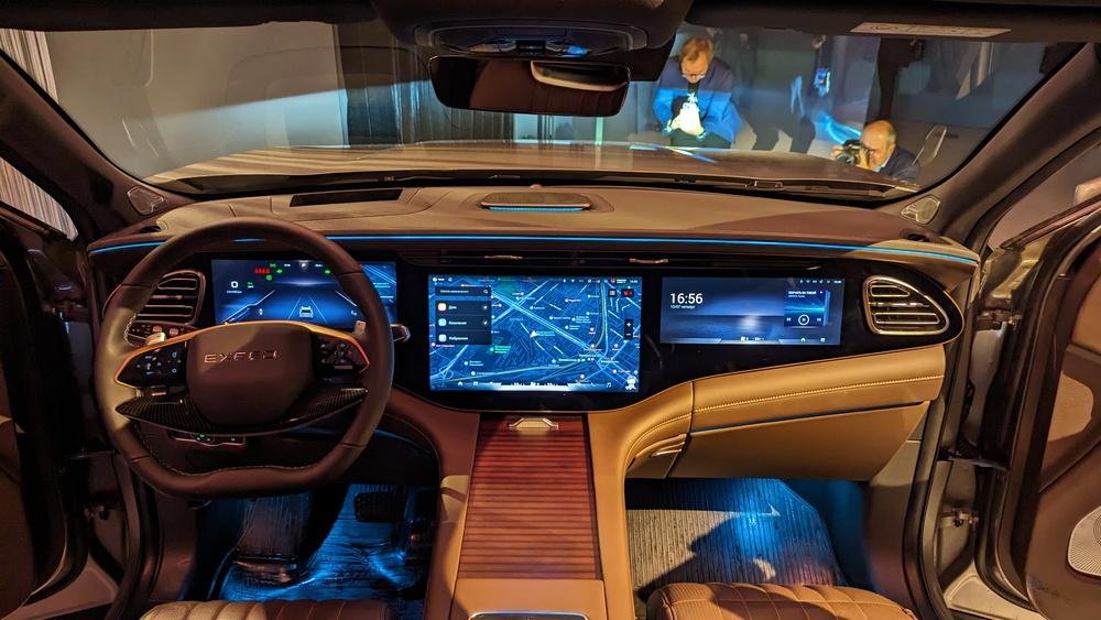 Обновленные мониторы салона Exeed VX нового поколения в России