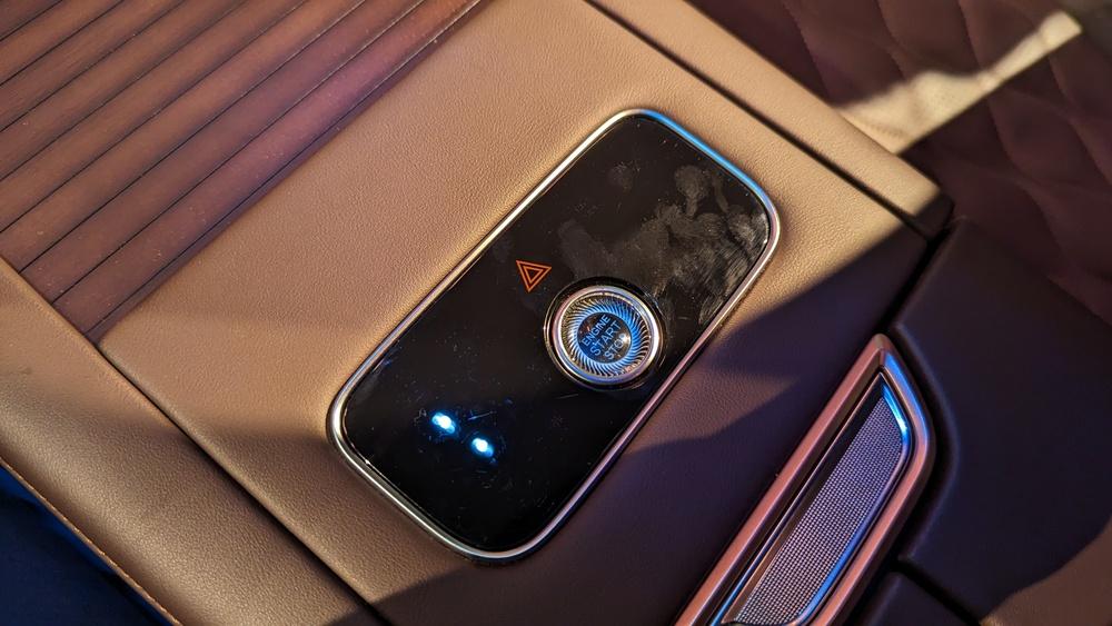 Обновленный Exeed VX нового поколения в России салон салон кнопка запуска двигателя тоннель