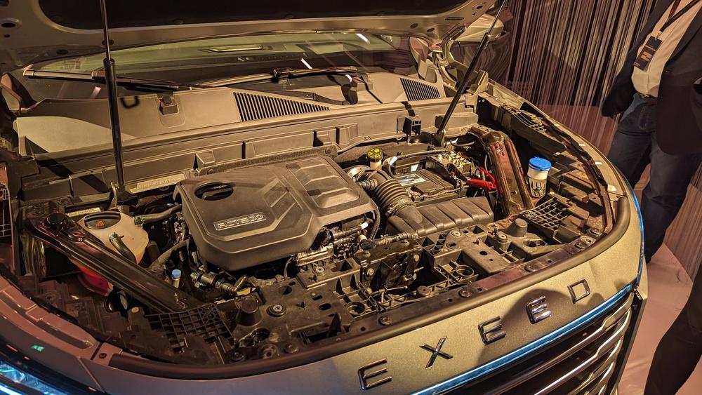 Обновленный двигатель Exeed VX нового поколения в России с капотом двигателя