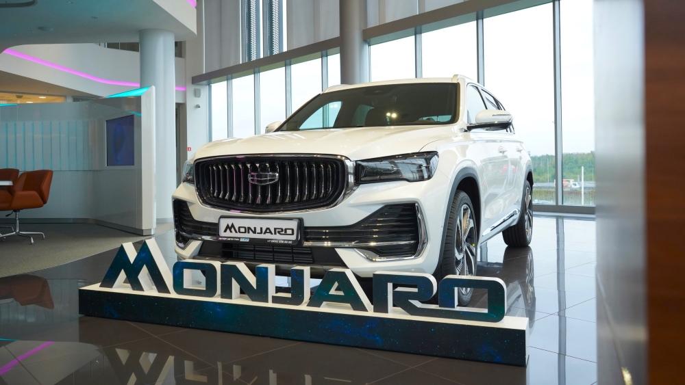 Geely Monjaro у дилера в автосалоне, вид спереди Geely Parnas