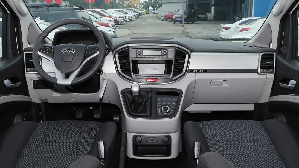Интерьер салона JAC M4