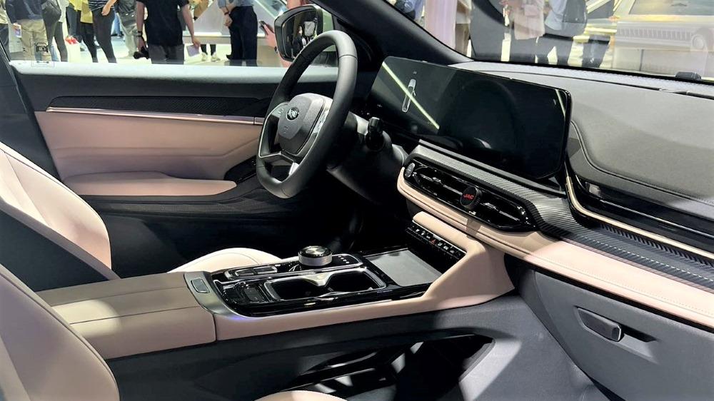 Интерьер салона JAC QX PHEV