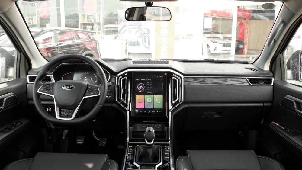 Интерьер салона пикапа JAC T9