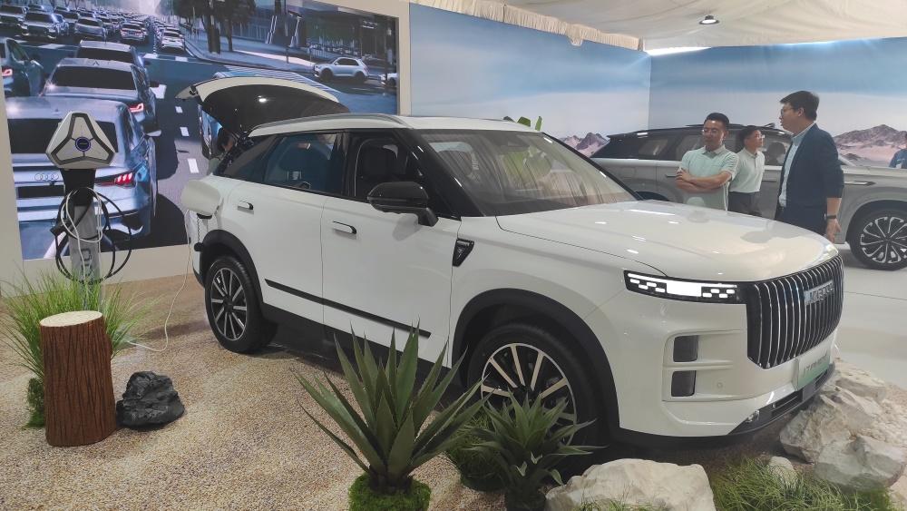 Гибридный кроссовер Jaecoo J7 PHEV сбоку спереди