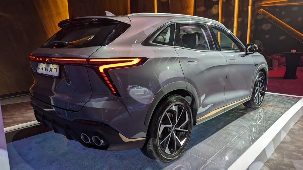 Kaiyi X7 Куньлунь, боковая задняя часть, девушка