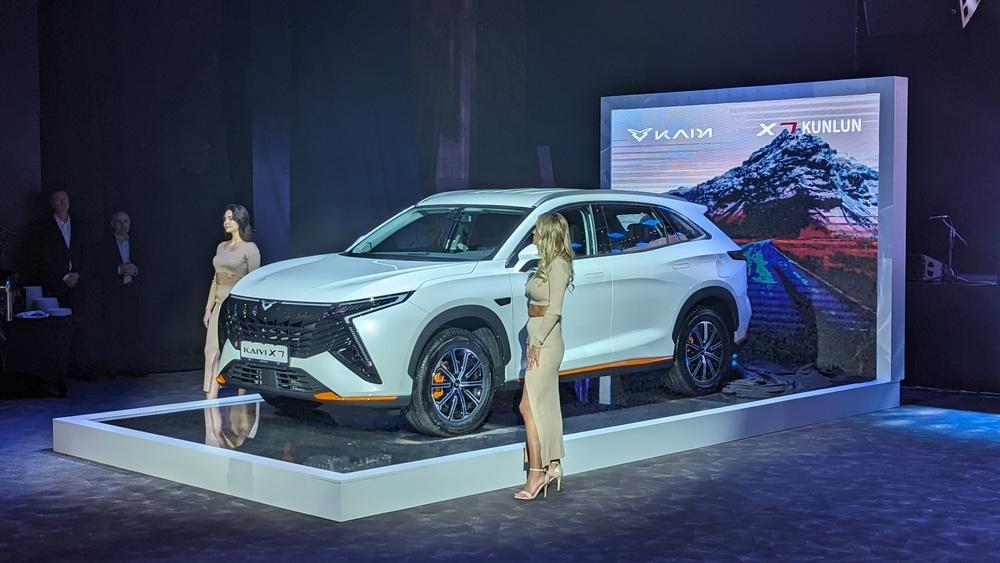 Kaiyi X7 Куньлунь, презентация сбоку спереди, девушка