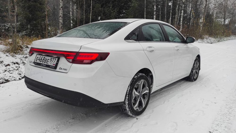 Седан Livan S6 Pro, вид сбоку сзади