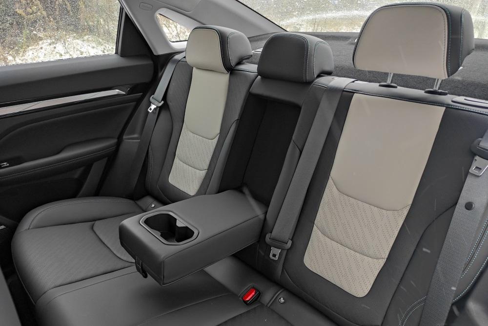 седан Livan S6 Pro салон интерьер сиденья второго ряда