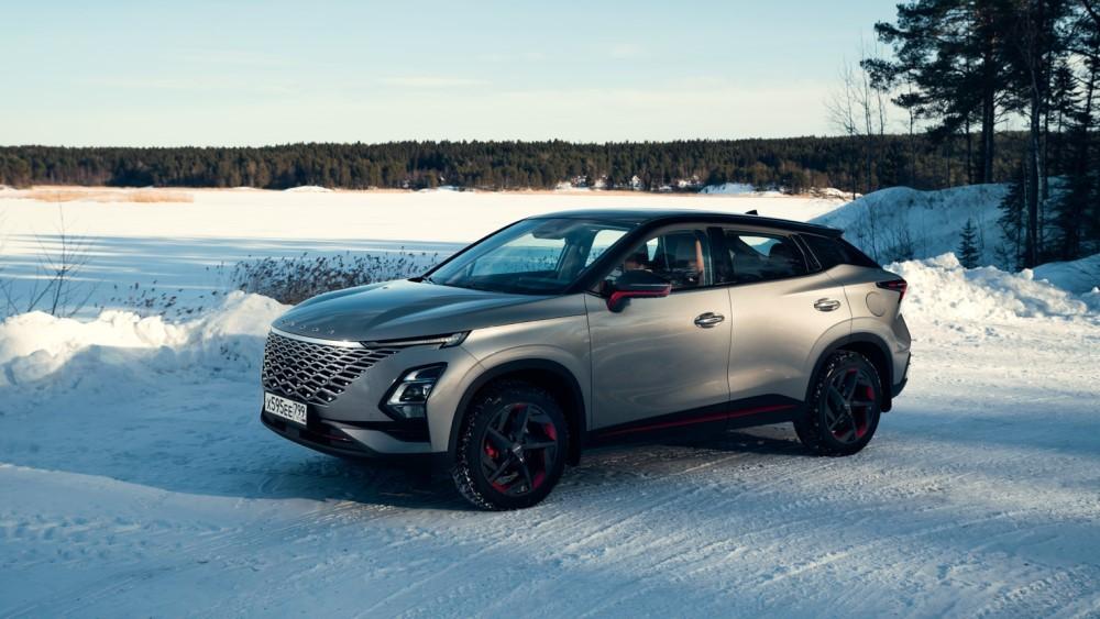 полноприводный Omoda C5 AWD с полным приводом на переднем снегу