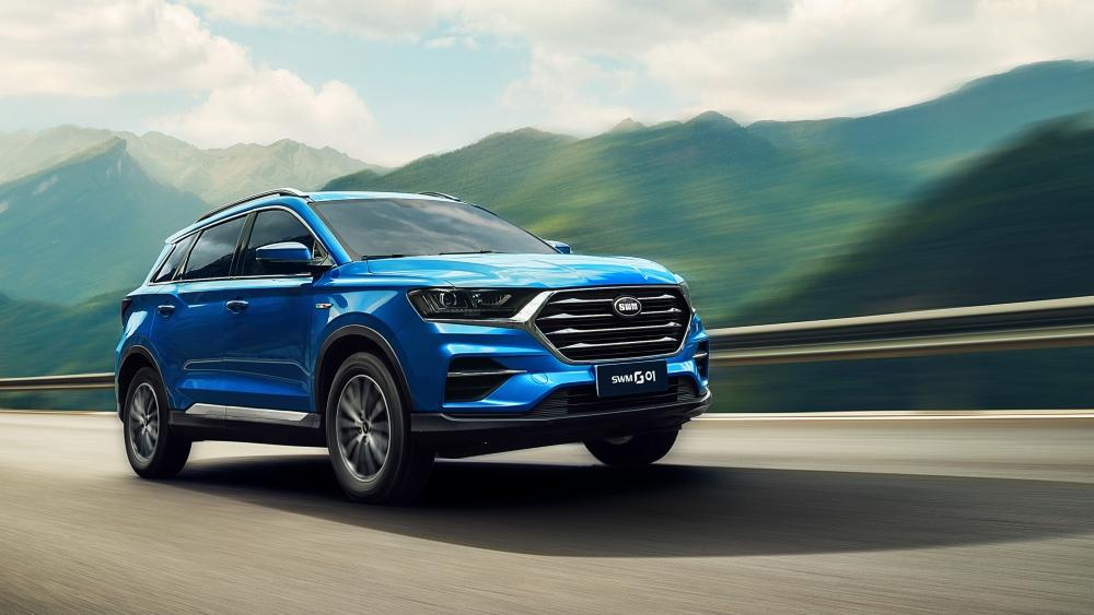Кроссовер SWM G01 сбоку спереди в динамике