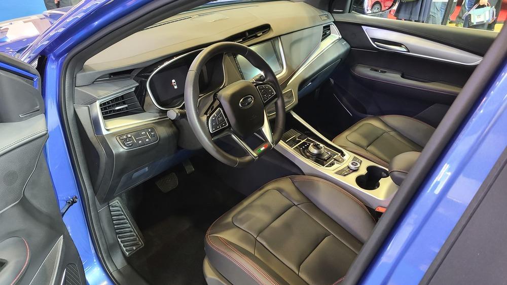 Кроссовер SWM G01F интерьер салона первого ряда