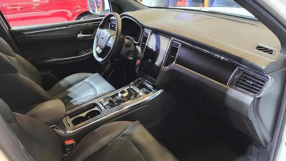 Салон кроссовера SWM G05 Pro салон первый ряд