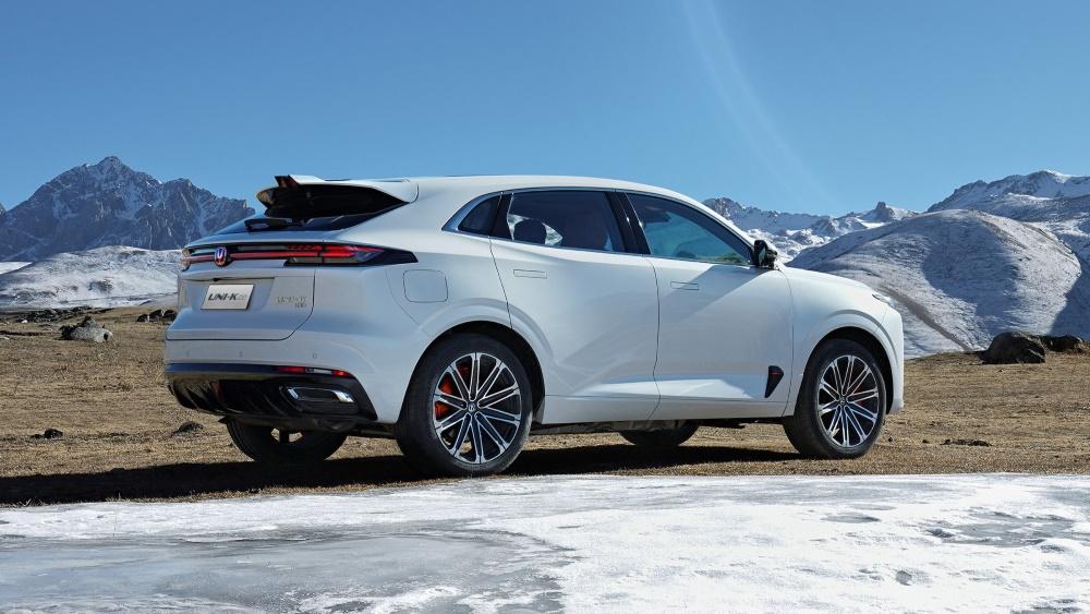 Гибридный кроссовер Changan Uni-K iDD вид сзади сбоку в России