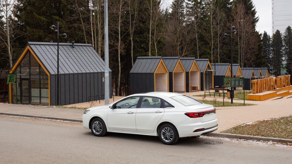 Venucia D60 Plus вид сбоку сзади в России старт продаж