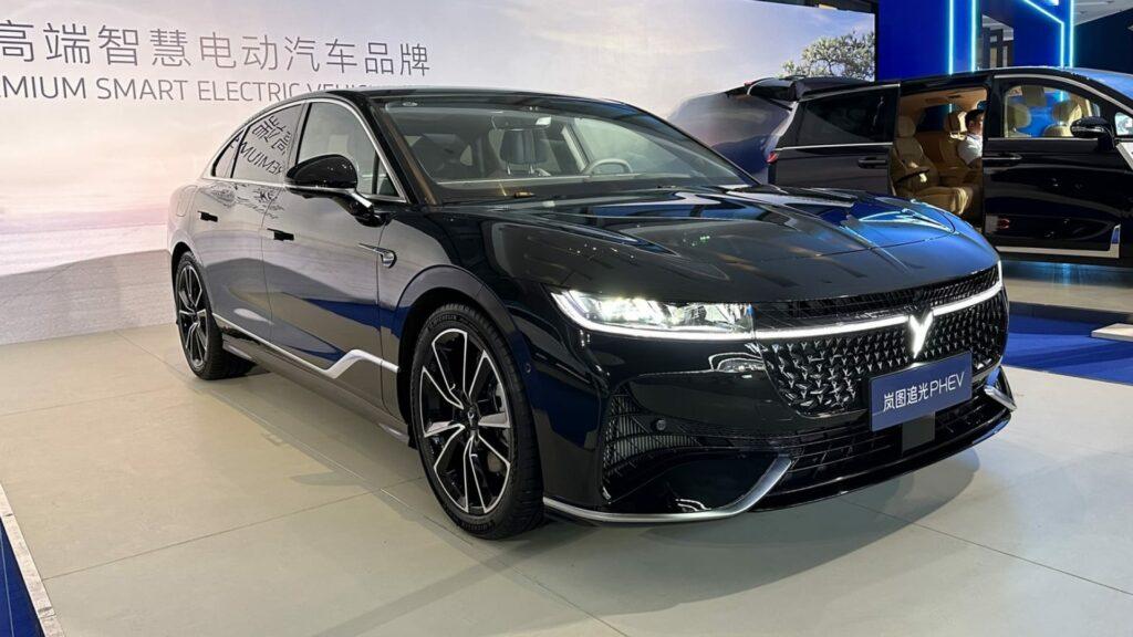 Седан Voyah Passion PHEV поступил в продажу в Китае по цене от 35 380 долларов США