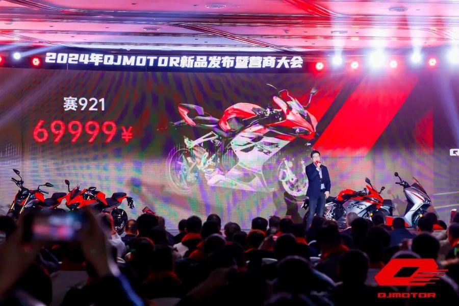 QJMOTOR SRK 921RR выходит на китайский рынок с объявленной ценой вместе с дебютирующими новыми моделями HONG 250 Anniversary Edition, SRK 550RR и SRK 550. QJMOTOR SRK 921RR выходит на китайский рынок с объявленной ценой вместе с HONG 250 Anniversary Edition, новыми моделями SRK 550RR и SRK 550, дебютирующими QJMOTOR SRK 921RR выходит на китайский рынок Китайский мотоцикл