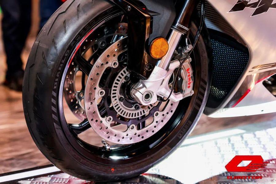 QJMOTOR SRK 921RR выходит на китайский рынок с объявленной ценой вместе с дебютирующими новыми моделями HONG 250 Anniversary Edition, SRK 550RR и SRK 550. QJMOTOR SRK 921RR выходит на китайский рынок с объявленной ценой вместе с HONG 250 Anniversary Edition, новыми моделями SRK 550RR и SRK 550, дебютирующими QJMOTOR SRK 921RR выходит на китайский рынок Китайский мотоцикл