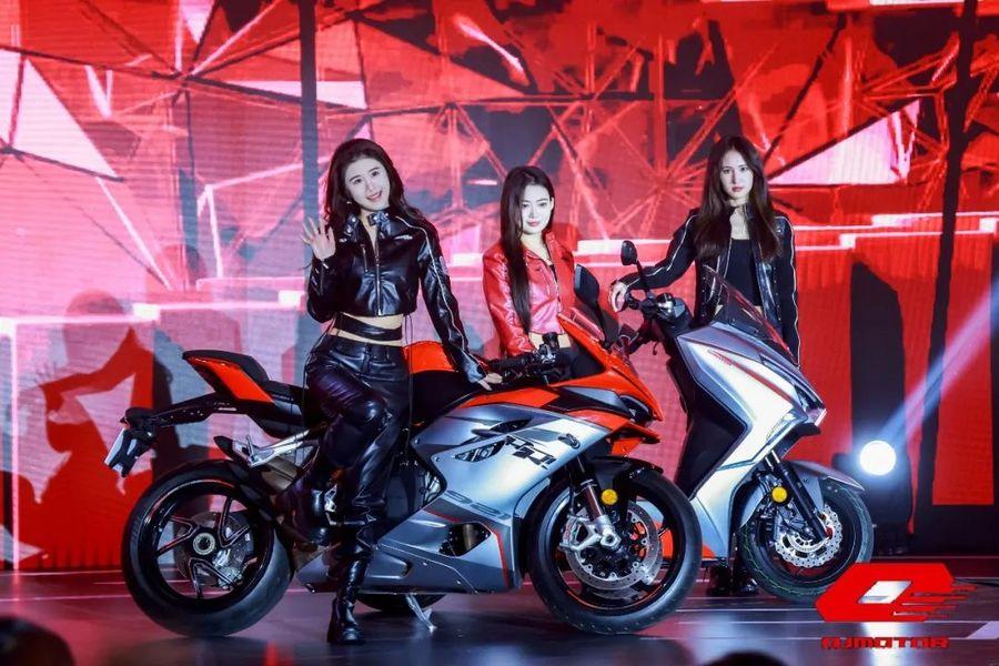 QJMOTOR SRK 921RR выходит на китайский рынок с объявленной ценой вместе с дебютирующими новыми моделями HONG 250 Anniversary Edition, SRK 550RR и SRK 550. QJMOTOR SRK 921RR выходит на китайский рынок с объявленной ценой вместе с HONG 250 Anniversary Edition, новыми моделями SRK 550RR и SRK 550, дебютирующими QJMOTOR SRK 921RR выходит на китайский рынок Китайский мотоцикл