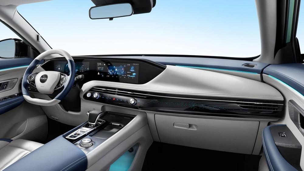 Dongfeng Aeolus Огромный интерьер салона